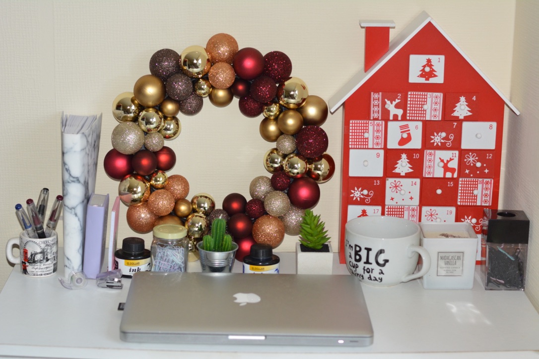 How To Decorate Your Workplace Desk With Simple Things On A Budget